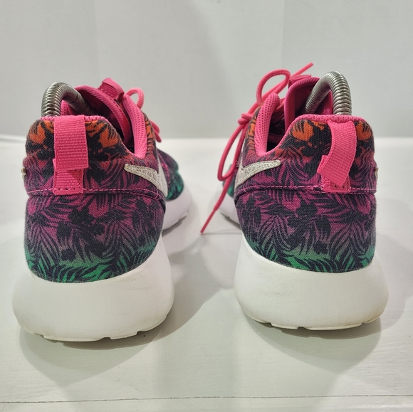 NIKE ROSHE RUN FLORAL PRINT MULTI-COLOR YOUTH SIZE 7/WOMEN 8.5 677784-602 A9 - Picture 4 of 15